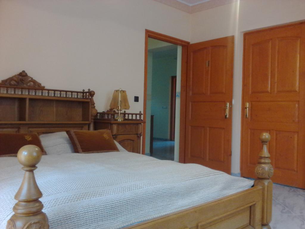 Kristaly Apartman Bed & Breakfast Heviz Exterior photo