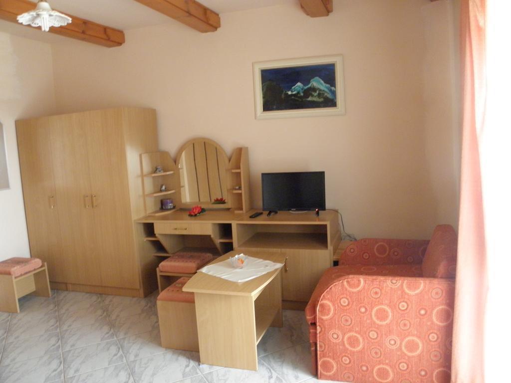 Kristaly Apartman Bed & Breakfast Heviz Exterior photo