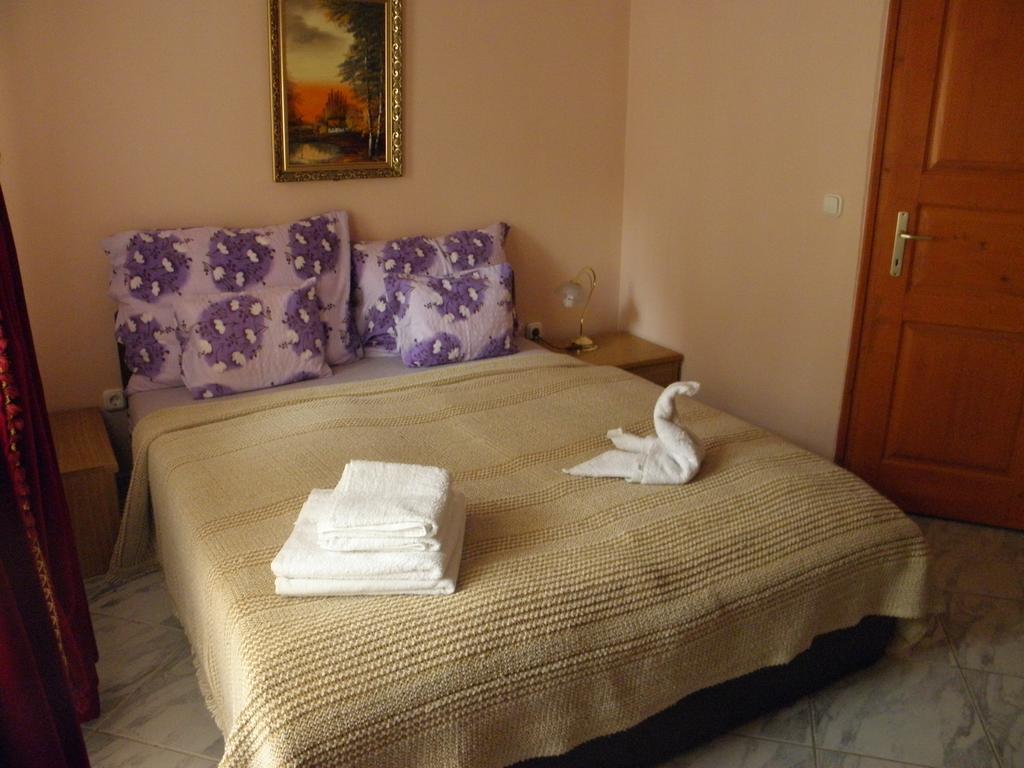 Kristaly Apartman Bed & Breakfast Heviz Exterior photo