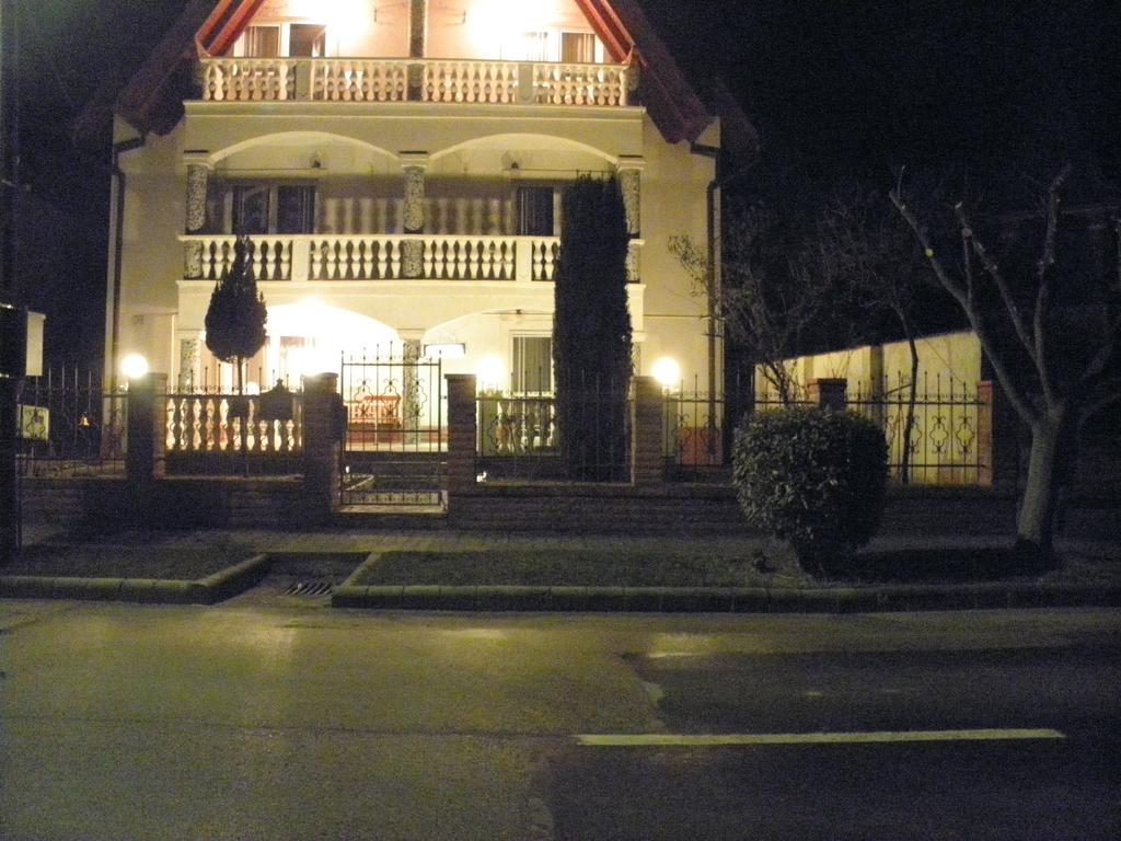 Kristaly Apartman Bed & Breakfast Heviz Exterior photo